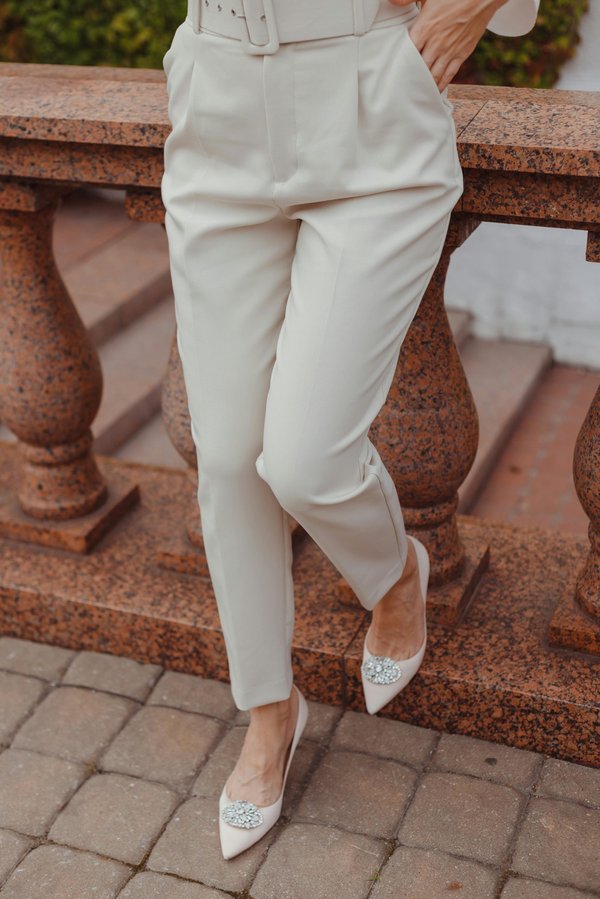 Pantalon chino femme : le choix idéal pour toutes les occasions