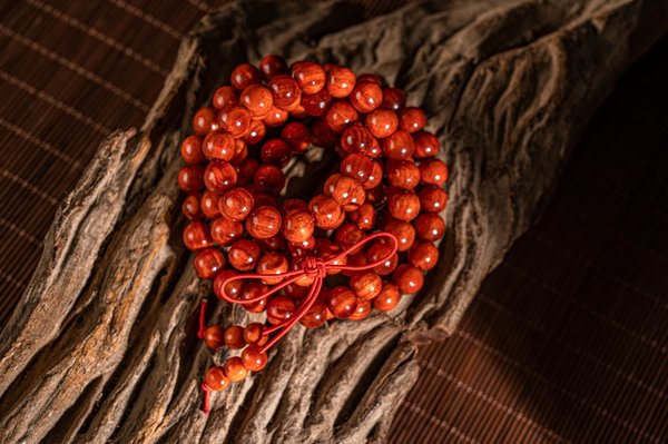 Bracelet en bois : un accessoire unique et engagé